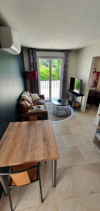 Apartment Le Nid'isle - Stationnement Prive Gratuit - Wi-fi Performant - Climatisation LʼIsle-sur-la-Sorgue